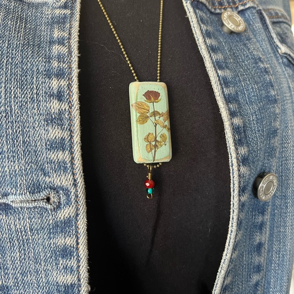 Hand Crafted Vintage Flower Necklace - Picture 2 of 3
